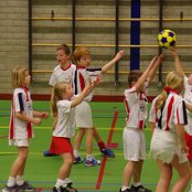 De rivalen proberen een doorloopbal te forceren